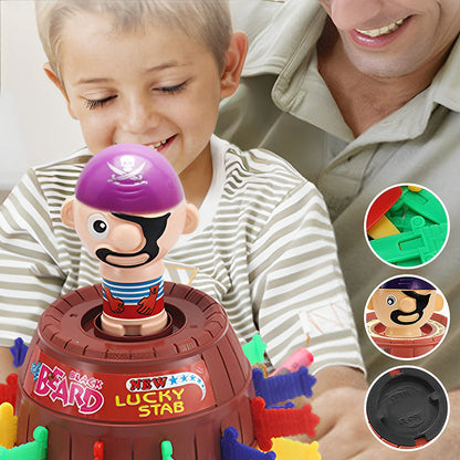 Jungen spielen mit Piraten-Spielzeug, Pop-Up-Pirat, bunt, interaktives Kinderspiel, Spaß.