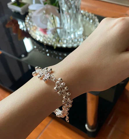 Silberarmband mit Perlen, elegantes Design, Damen-Schmuck, modisches Accessoire, Geschenkidee.