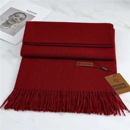 Roter Wollschal mit Fransen, luxuriös, weich, Damenmode, Herbst-Winter-Accessoire.