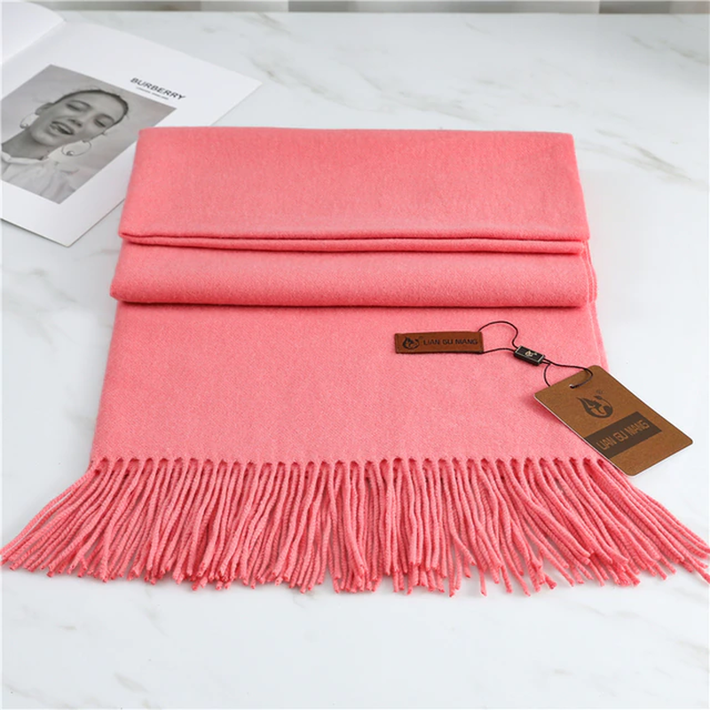 Rosa Kaschmirschal mit Fransen, luxuriös, weich, Damenmode, Herbst-Winter-Accessoire.