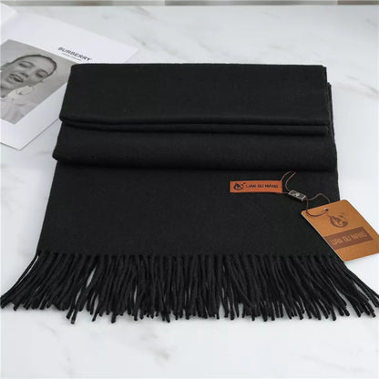 Schwarzer Wollschal mit Fransen, elegant, warm, modisch, ideal für Herbst und Winter.