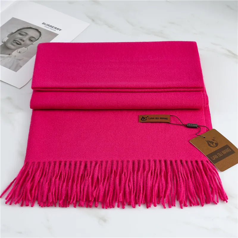 Leuchtend pinker Wollschal mit Fransen, luxuriöses Design, ideal für kalte Wintertage.