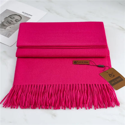 Leuchtend pinker Wollschal mit Fransen, luxuriöses Design, ideal für kalte Wintertage.