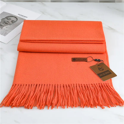 Orange Kaschmirschal mit Fransen, weiches Material, luxuriöses Accessoire, modisch, warm.