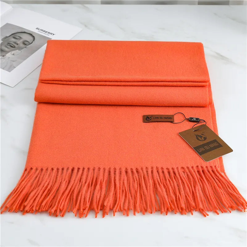 Orange Kaschmirschal mit Fransen, weiches Material, luxuriöses Accessoire, modisch, warm.