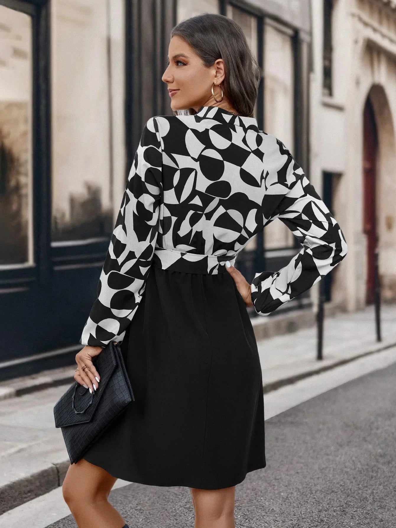 Elegantes Damenkleid mit V-Ausschnitt, langen Ärmeln, schwarz-weißem Print, Frühling 2024.