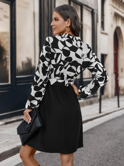Elegantes Damenkleid mit V-Ausschnitt, langen Ärmeln, schwarz-weißem Print, Frühling 2024.