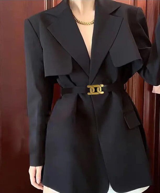 Eleganter schwarzer Blazer mit goldener Gürtelschnalle, Damenmode, stilvoller Look.