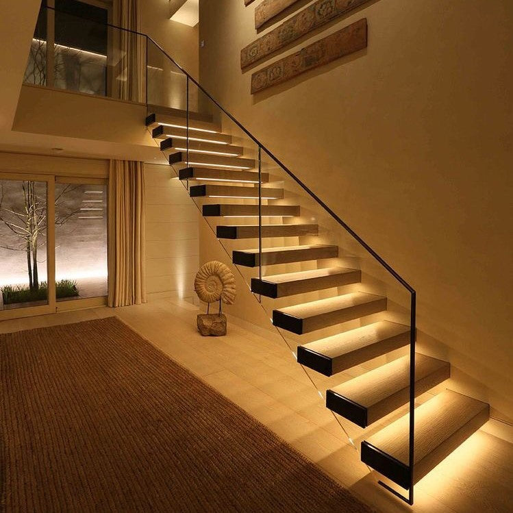 Moderne schwebende Treppe mit LED-Beleuchtung, Holzstufen, Glasgeländer, Innenarchitektur.