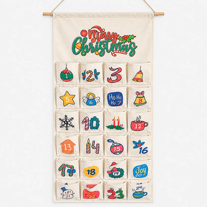 Naturvit hängande adventskalender med 24 fickor med färgglada julmotiv, uppställd mot ljus bakgrund och hängd i ett snöre från en trästång. 5