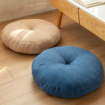 Runde Sitzkissen, blau und beige, für Meditation und Yoga, auf Holzboden.