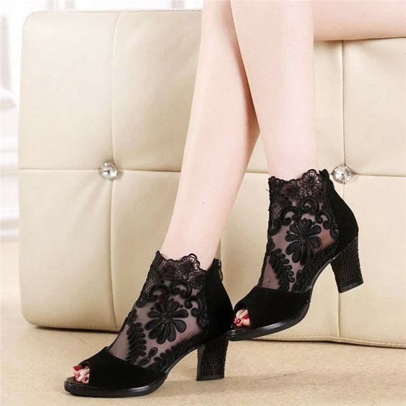 Schwarze Spitzen-High-Heels mit Blumenmuster, elegantes Design, Damenmode-Schuhe.