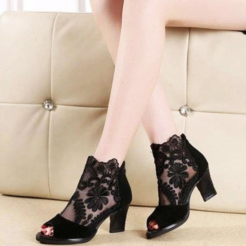 Schwarze Spitzen-High-Heels mit Blumenmuster, elegantes Design, Damenmode-Schuhe.