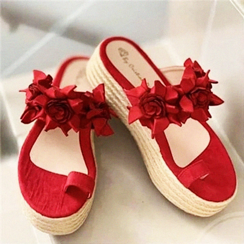 Rote Damensandalen mit Blumen, Plateauabsatz, Sommermode, bequem, elegant, Freizeitkleidung.