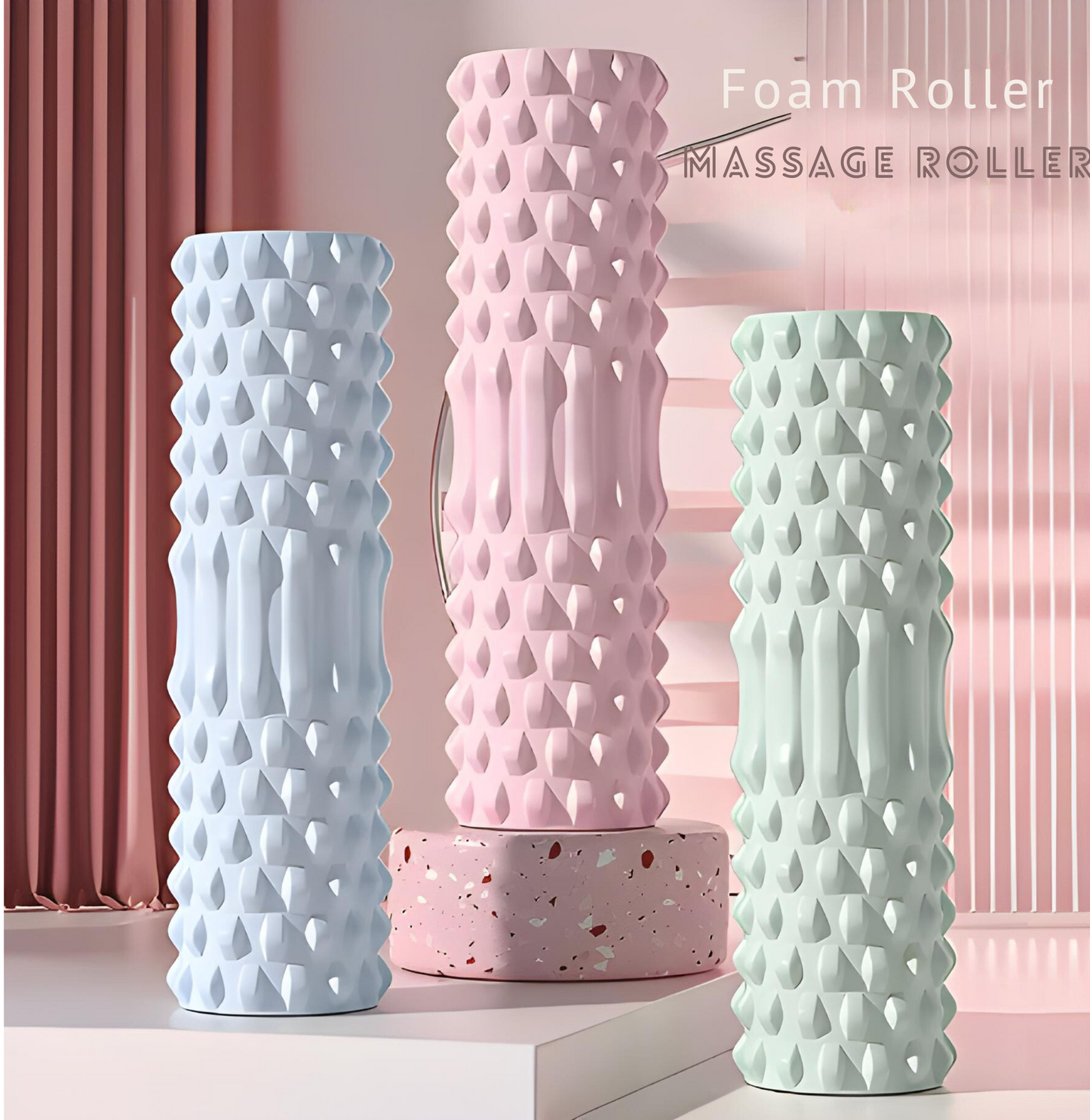 Drei Schaumstoffrollen in Rosa, Blau und Grün für Massage und Fitness auf modernem Hintergrund.