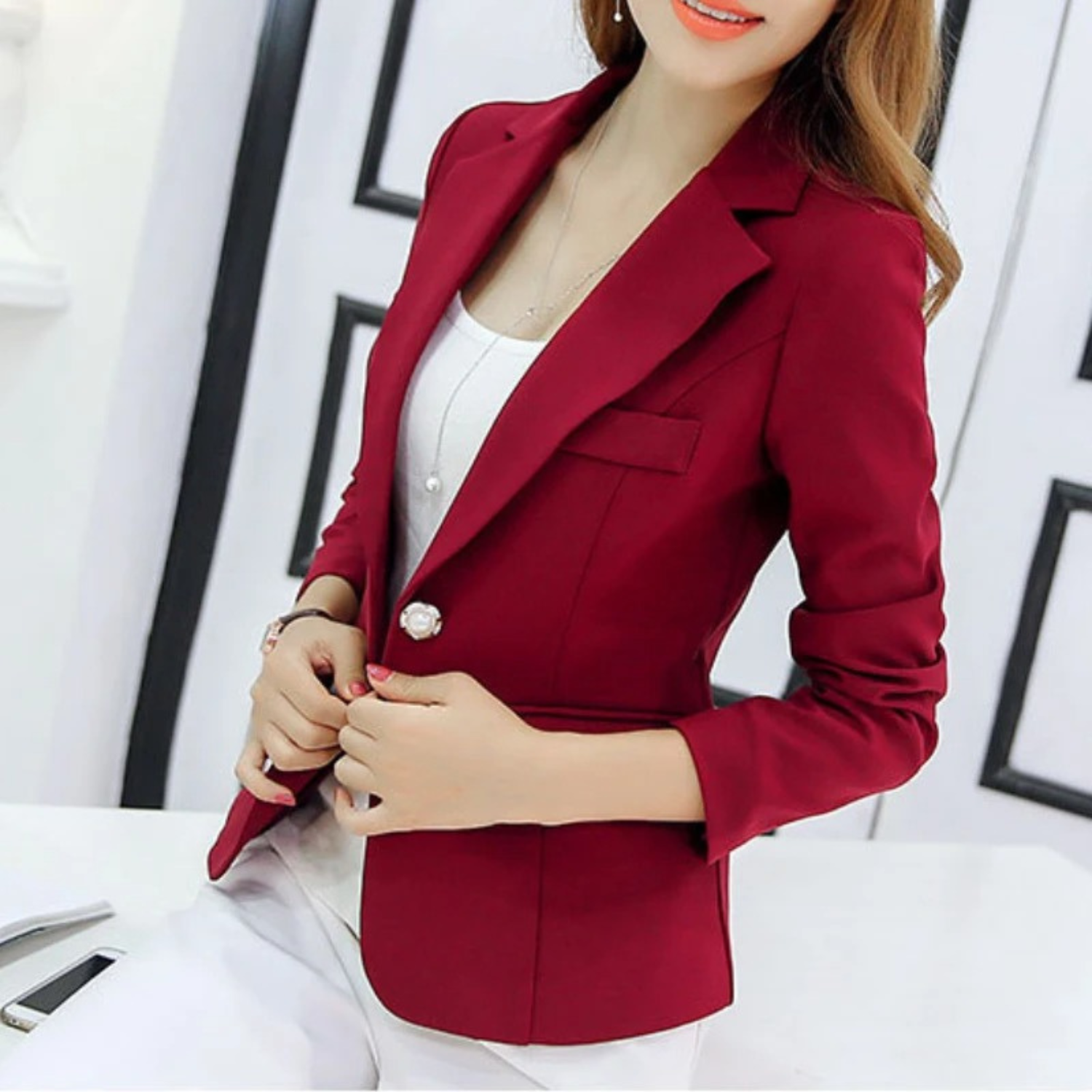Frau in rotem Blazer, Büro-Outfit, eleganter Damenanzug, modische Business-Kleidung.
