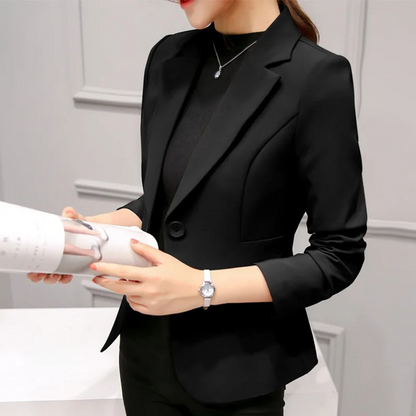Frau in schwarzem Blazer, elegantes Büro-Outfit, formelle Damenmode, Business-Look.