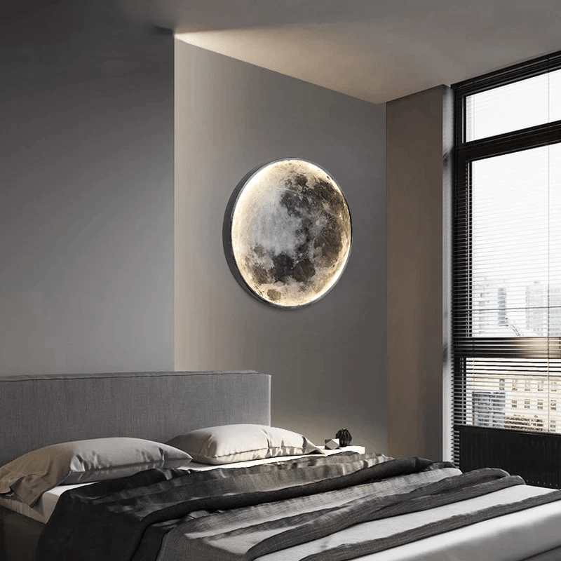 Mondlampe Wanddeko im Schlafzimmer, moderne Beleuchtung, graues Bett, große Fenster, Stadtblick.