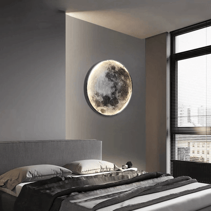 Mondlampe Wanddeko im Schlafzimmer, moderne Beleuchtung, graues Bett, große Fenster, Stadtblick.