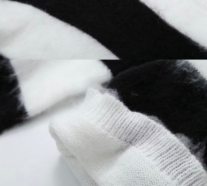 Schwarz-weißer gestreifter Wollpullover, weiches Material, Nahaufnahme, modisch, warm.