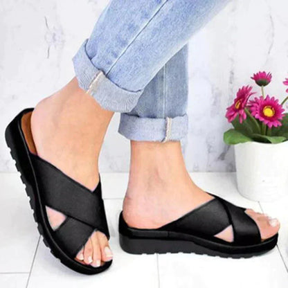 Schwarze Damen-Sandalen mit Kreuzriemen, bequem, modisch, ideal für Sommer, Freizeitkleidung.