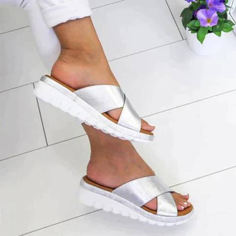 Silberne Damen-Sandalen mit Kreuzriemen, weiße Sohle, modisch, bequem, Sommermode.