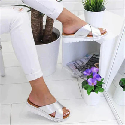 Silberne Damen-Sandalen mit Plateau, Kreuzriemen, bequem, modisch, ideal für Sommer-Outfits.