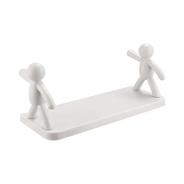 Weiße Wandregalhalterung mit Figuren, modernes Design, Kunststoff, minimalistisch, Wohnzimmer.