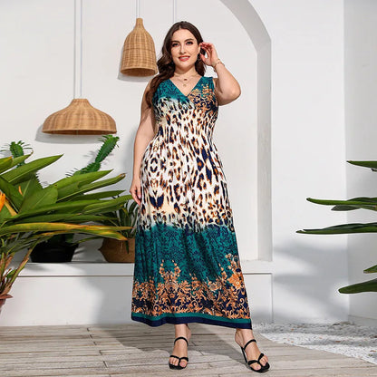 Frau in langem, ärmellosem Leopardenmuster-Kleid, grün, elegant, Sommermode, draußen.