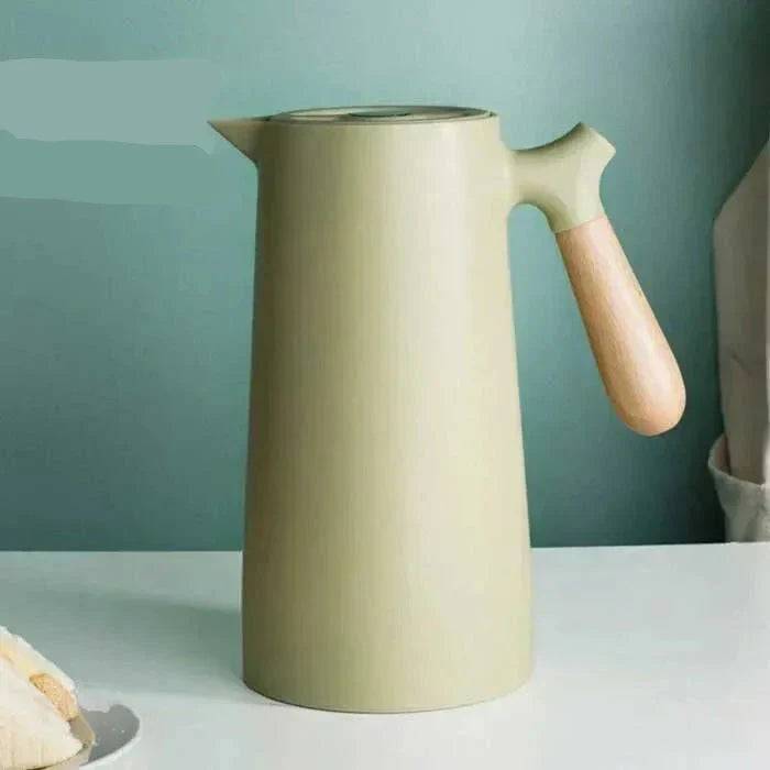 Grüne Thermoskanne mit Holzgriff, skandinavisches Design, modern, stilvoll, Küche, Isolierkanne.