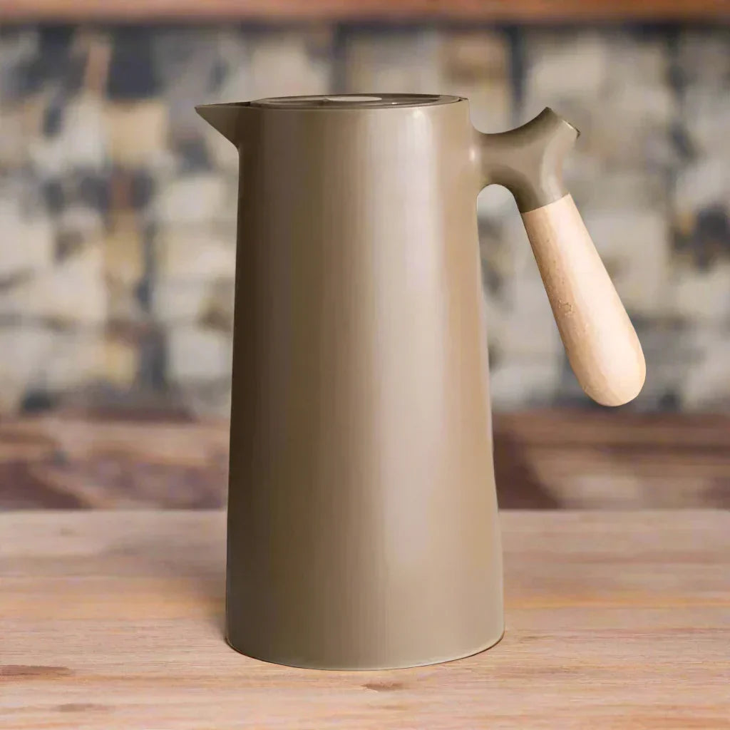 Braune Thermoskanne mit Holzgriff, skandinavisches Design, ideal für heiße Getränke.