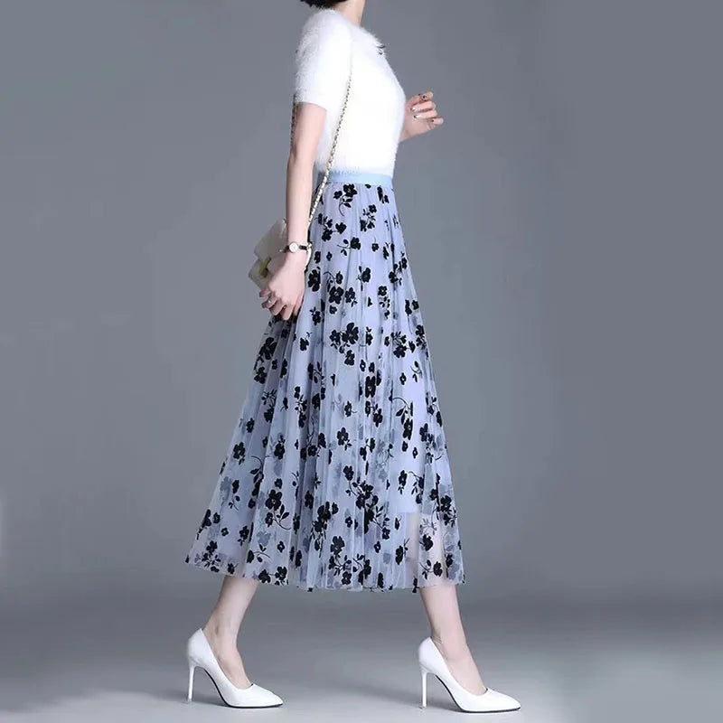Damen Mesh-Rock, blau mit schwarzen Blumen, elegant, Midi-Länge, modisch, casual.