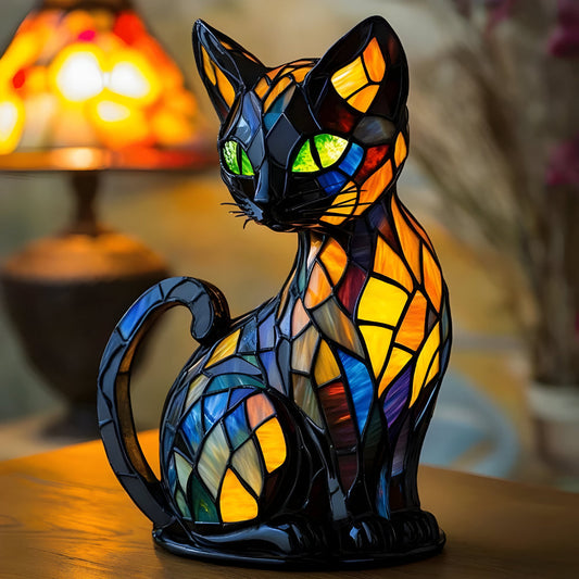 Närbild på den sittande katten med gröna ögon på ett träbord framför en suddig lampa 1