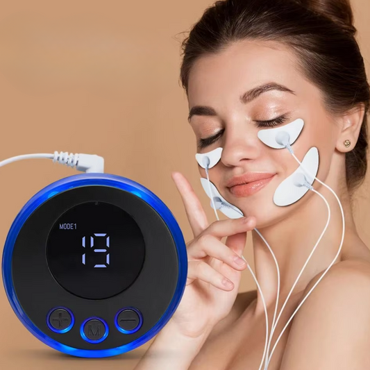 Frau mit Gesichtsmassagegerät, blaues LED-Display, Hautpflege, Anti-Aging, Elektrodenpads.