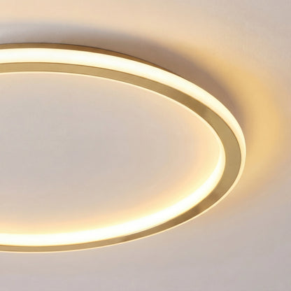 Närbild på lampans guldfärgade ring och det mjuka, varma ljuset från ledlisten 2