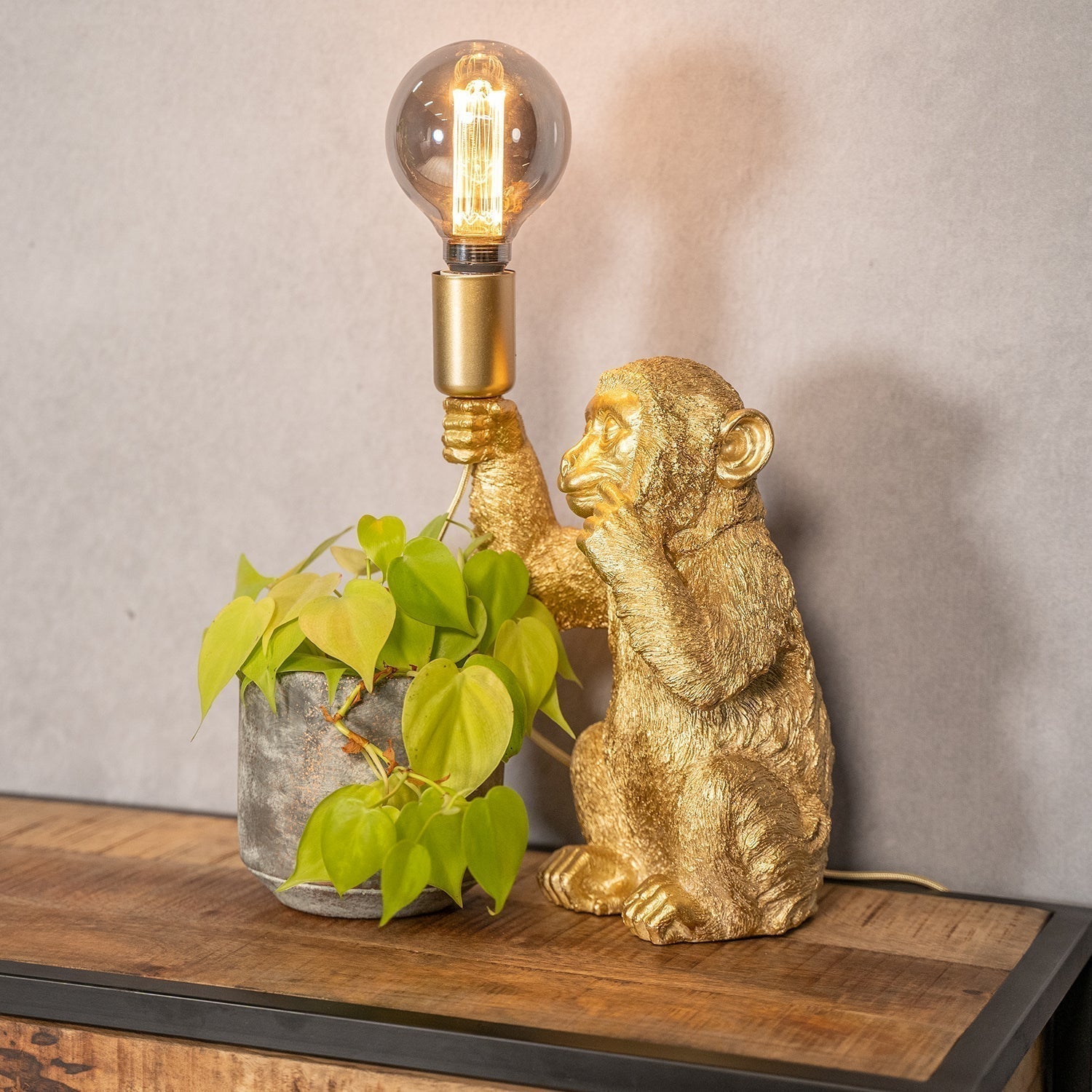 Goldfarbene Dekorative Tischlampe - Luximonk