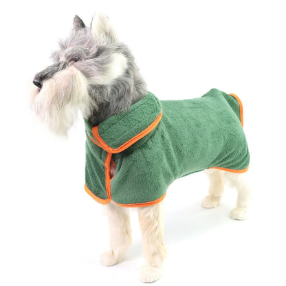 Hund in grünem Bademantel mit orangefarbenem Rand, Haustierbekleidung, Hundemode.