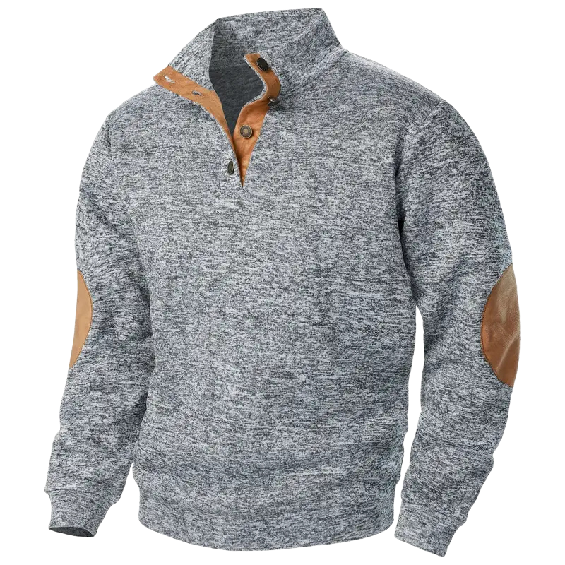 Grauer Herrenpullover mit braunen Ellbogen-Patches, Stehkragen, Knopfleiste, Strickoptik.