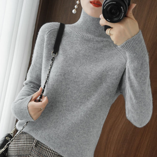 Grauer Rollkragenpullover Damen, lange Ärmel, weiches Material, modisch, warm, elegant.