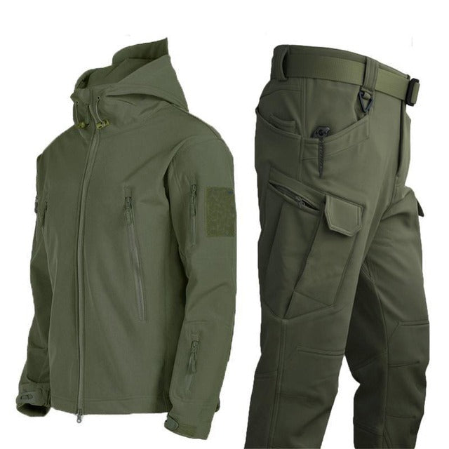 Grüne taktische Jacke und Hose, wasserabweisend, für Herbst/Winter Outdoor-Aktivitäten.