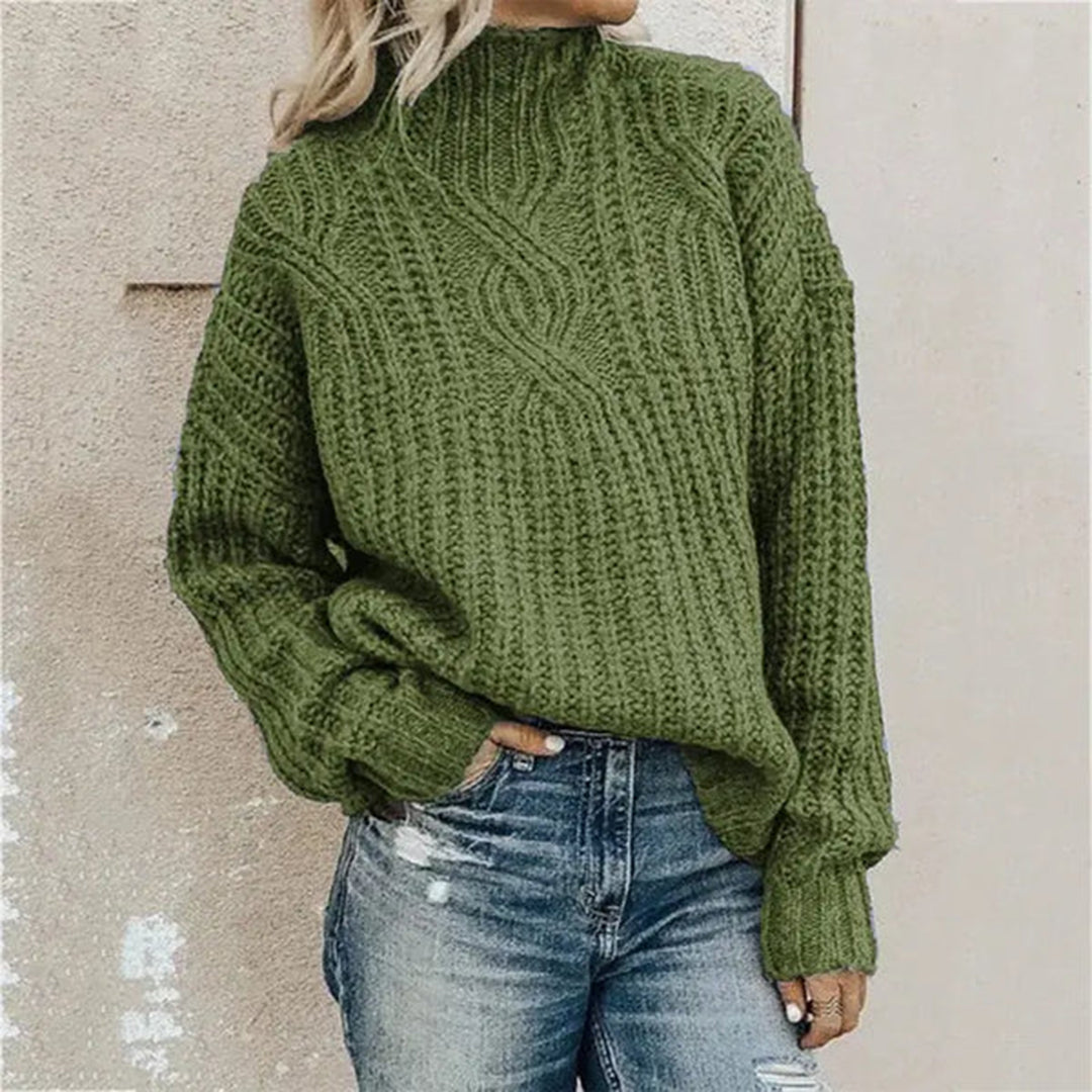 Frau in grünem Strickpullover und Jeans, lässige Herbstmode, gemütlicher Look.