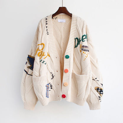 Beiger Strickcardigan mit bunten Knöpfen und grafischem Muster, Damenmode, Herbstkleidung.