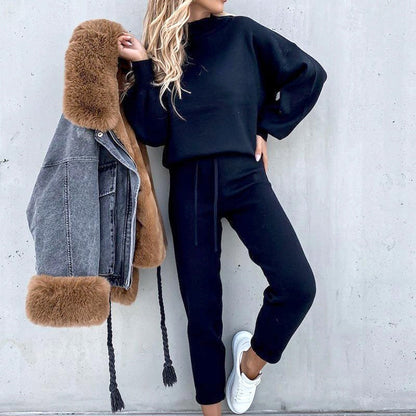 Damen-Sportanzug schwarz, mit Jeansjacke und Fellkragen, modisch, lässig, bequem.