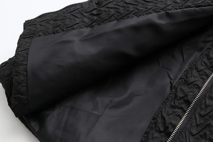 Schwarze gesteppte Jacke, Reißverschluss, Innenfutter, modisch, warm, Winterbekleidung.