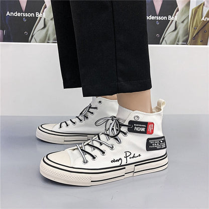 Weiße High-Top-Sneaker mit schwarzer Schrift, lässiger Stil, Unisex, modisch.
