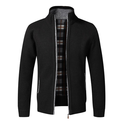Schwarze Strickjacke mit Reißverschluss, kariertes Innenfutter, Herrenmode, warm, elegant.