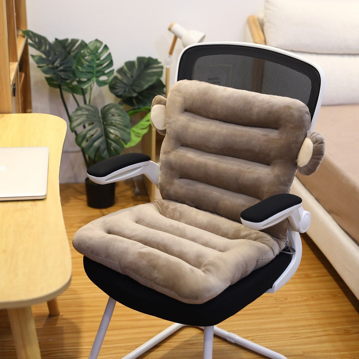 Ergonomischer Bürostuhl mit beigem, gepolstertem Sitzkissen, Netzrückenlehne, Armlehnen.