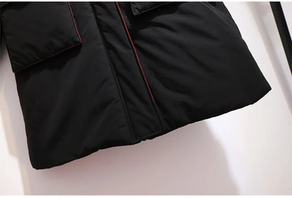 Schwarze Winterjacke, dick gefüttert, mit roten Nähten, modisch und warm, für kalte Tage.