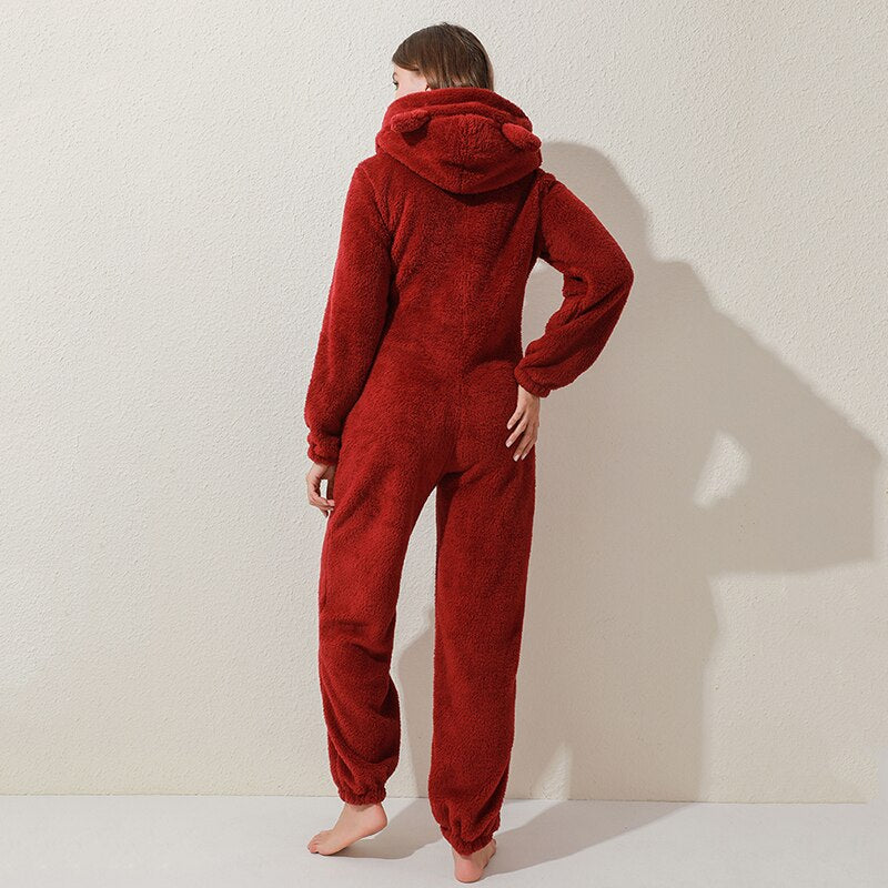 Frau in rotem Fleece-Overall mit Kapuze, gemütlicher Einteiler, Rückansicht.