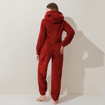 Frau in rotem Fleece-Overall mit Kapuze, gemütlicher Einteiler, Rückansicht.